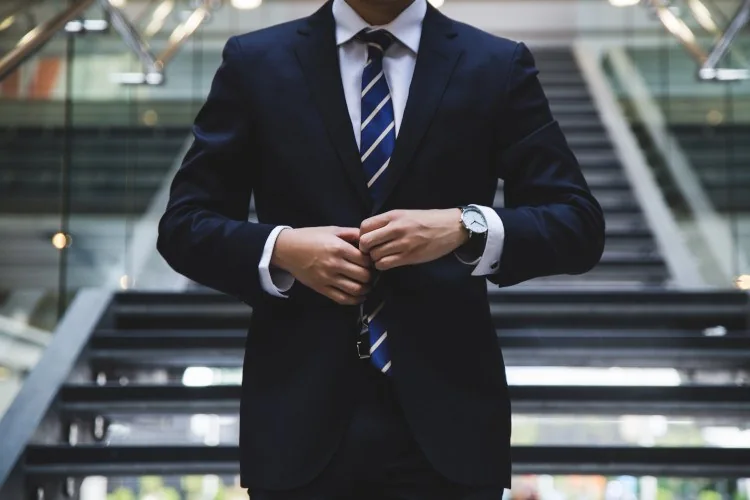 Une personne se prépare à une situation professionnelle
