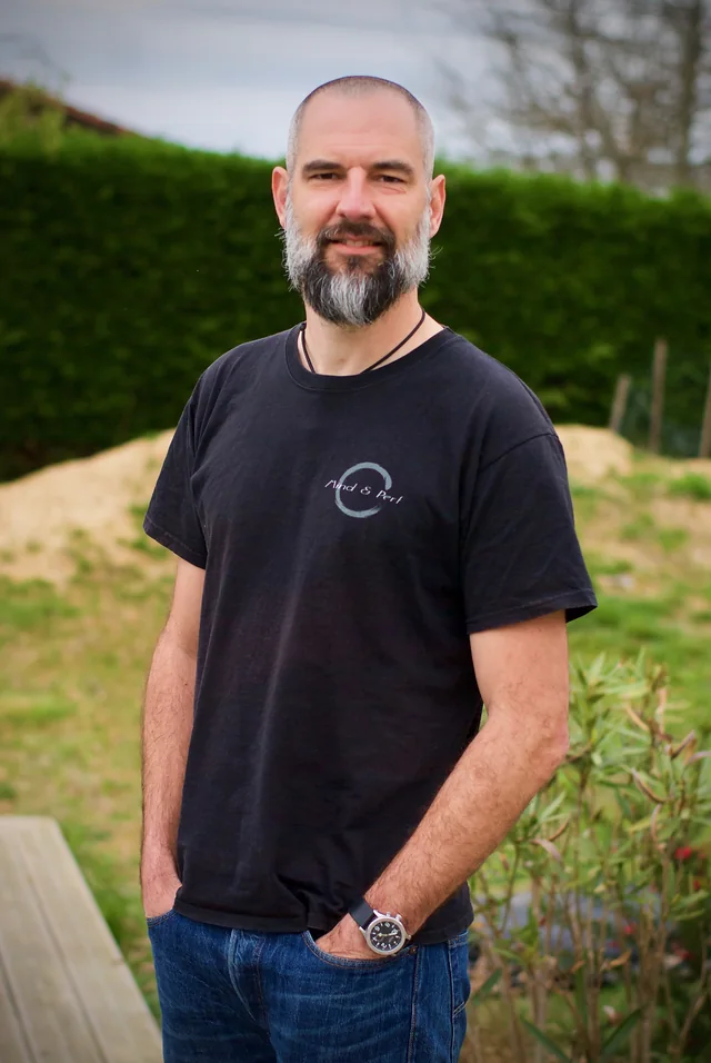 Olivier List, préparateur mental, sophrologue et praticien en hypnose, avec son tee-shirt Mind & Perf