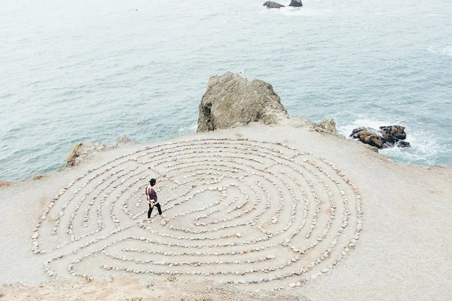 Un chemin dessiné dans le sable